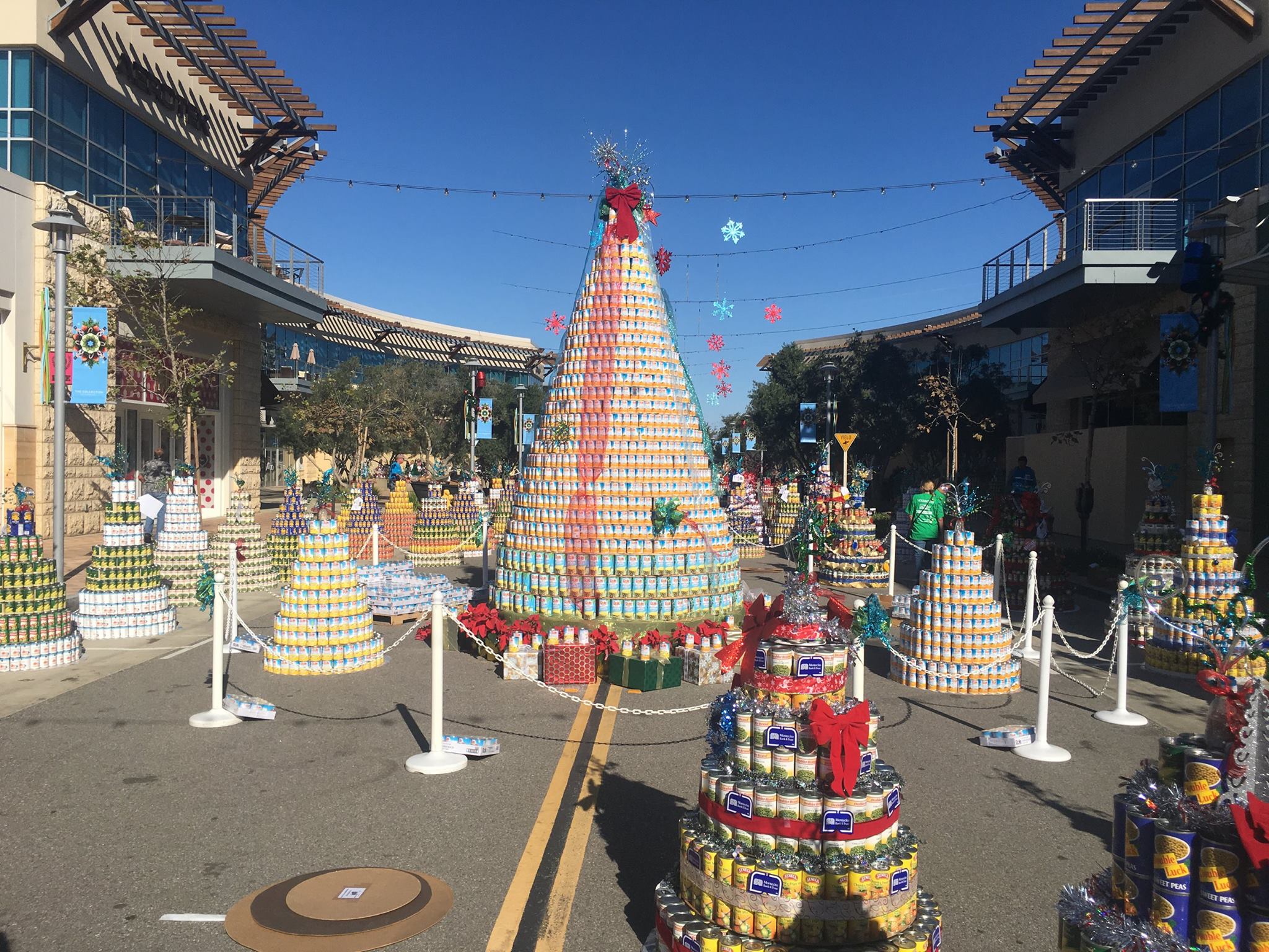 FOOD Share CAN-tree display